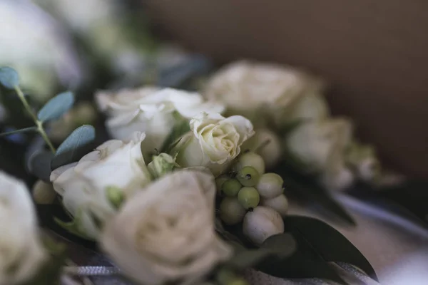 Eine Nahaufnahme Einer Hochzeitsblumendekoration Auf Verschwommenem Hintergrund — Stockfoto