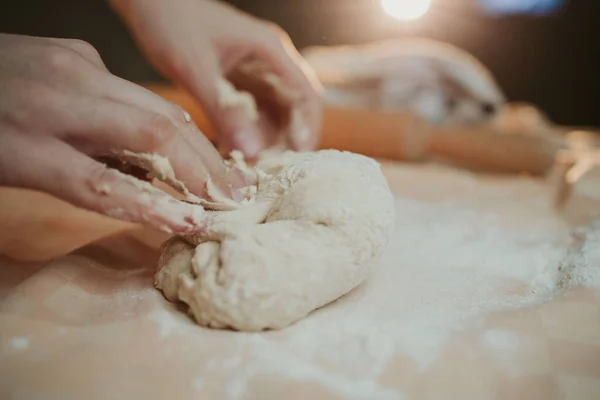 Πίτσα Προετοιμάζει Ζύμη Χέρι Topping — Φωτογραφία Αρχείου
