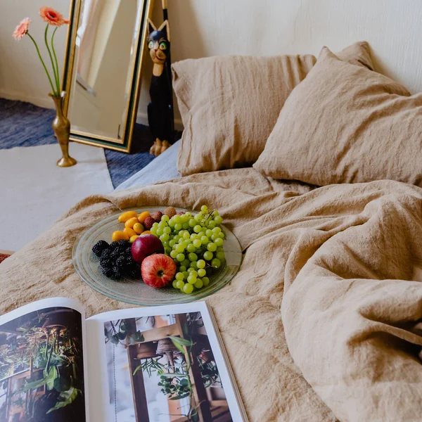 Aconchegante Quarto Interior Com Frutas Frescas Revista Cama — Fotografia de Stock