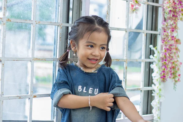 Uma Foto Close Uma Linda Menina Sudeste Asiático Bebê Sorrindo — Fotografia de Stock