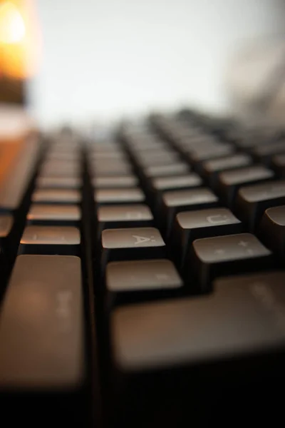 黒いコンピュータのキーボードの垂直ショット — ストック写真