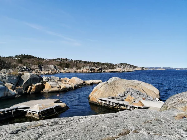 Una Hermosa Toma Una Costa Rocosa Formaciones Rocosas Mar Kjerringvik — Foto de Stock