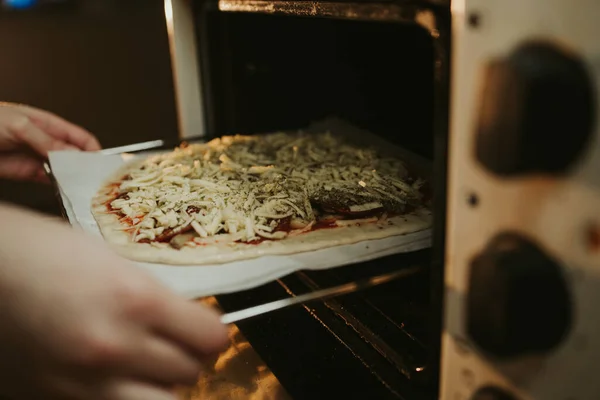 Primo Piano Del Processo Preparazione Della Pizza Fatta Casa — Foto Stock
