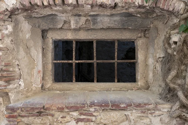 古い廃屋の小さな窓 — ストック写真