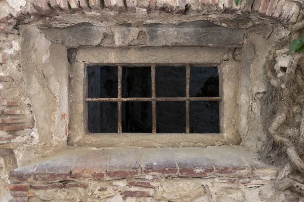 Una Pequeña Ventana Una Vieja Casa Abandonada —  Fotos de Stock