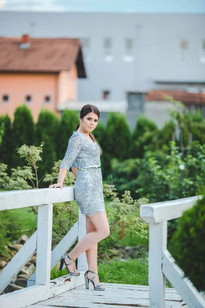 Una Chica Bosnia Morena Con Vestido Azul Encaje Ajustado Pie —  Fotos de Stock