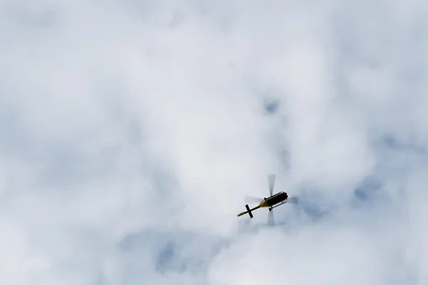 Disparo Bajo Ángulo Helicóptero Volando Bajo Cielo Nublado Brillante —  Fotos de Stock