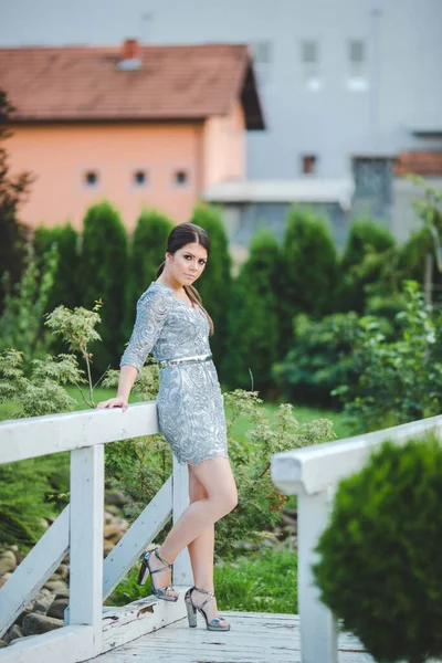 Uma Jovem Multicultural Vestindo Vestido Azul Com Saltos Altos Durante — Fotografia de Stock