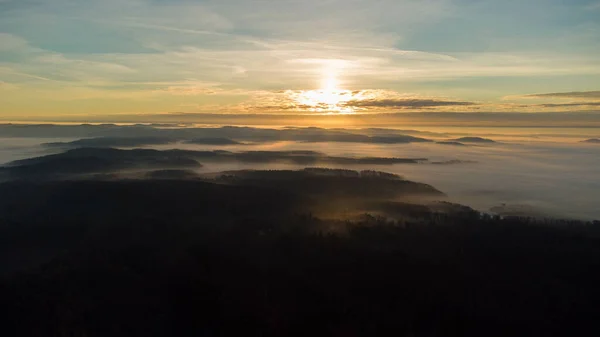 Paisaje Sublime Hermoso Amanecer Sobre Nubes Sobre Montañas Brumosas —  Fotos de Stock