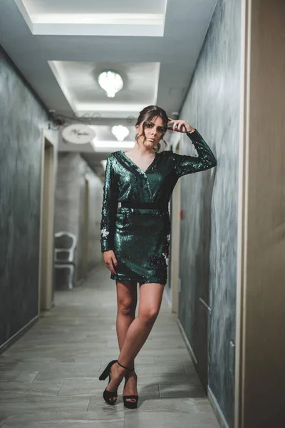 Full Body Shot Sexy Bosnian Brunette Girl Stylish Green Sequins — стоковое фото