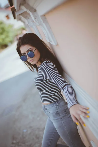 Een Jonge Bosnische Brunette Meisje Een Koele Zomer Outfit Leunend — Stockfoto