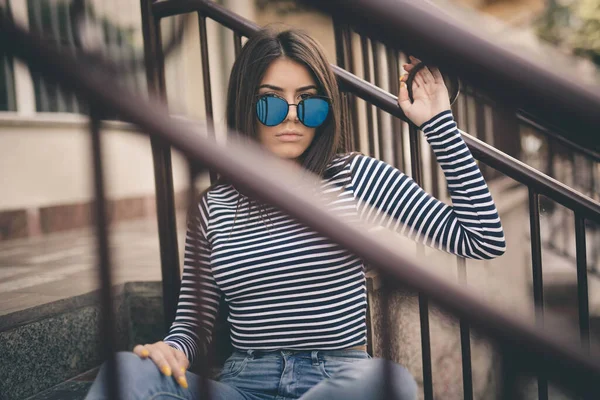Ett Grunt Fokus Cool Moderiktig Tonåring Med Blå Solglasögon Sitter — Stockfoto