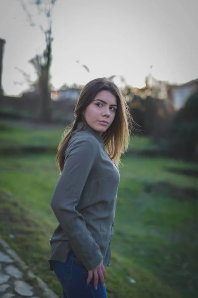 Een Oppervlakkige Focus Shot Van Een Schattig Bosnisch Brunette Meisje — Stockfoto