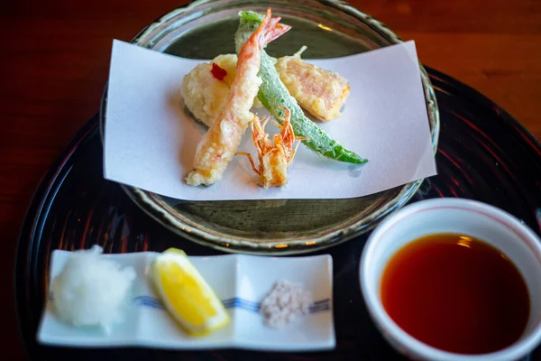 Japon Tempura Yemeklerine Yakın Plan Karides Yengeç Tatlı Patatesle Servis — Stok fotoğraf