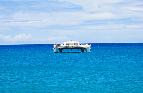 Eine Große Jacht Auf Ruhigem Blauem Wasser — Stockfoto