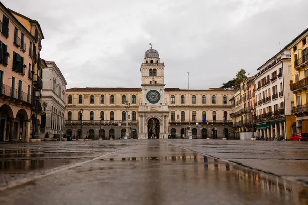 Stary Włoski Plac Deszczowe Dni Odbiciami Wody Starych Budynków — Zdjęcie stockowe