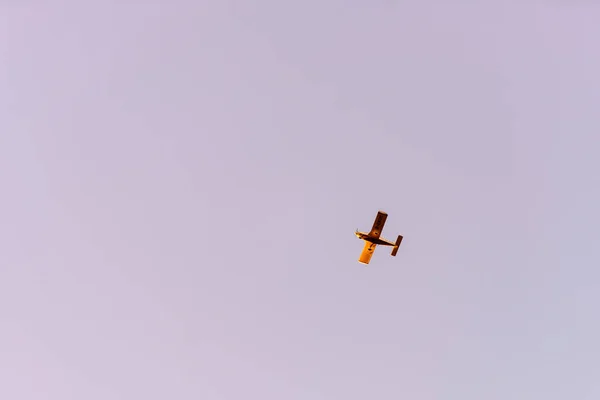 Arka Planda Mavi Gökyüzü Olan Oyuncak Bir Uçağın Düşük Açılı — Stok fotoğraf