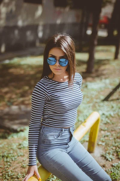 Een Jonge Bosnische Brunette Meisje Een Koele Zomer Outfit Zittend — Stockfoto