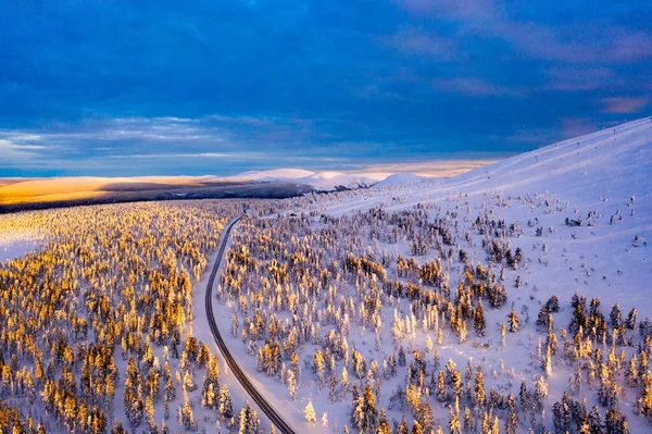空中俯瞰阳光普照 积雪覆盖的树木 叶拉斯风景线上 冬日落山 拉普兰 — 图库照片