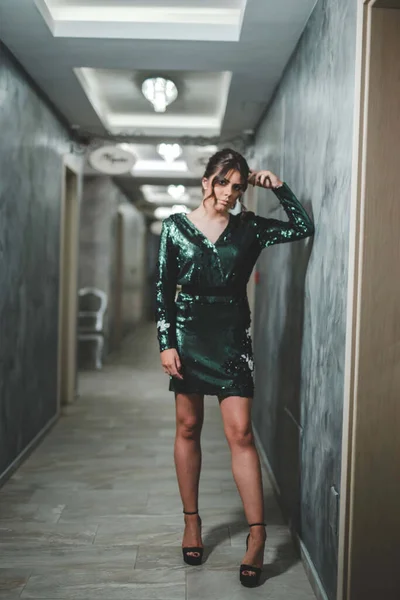 Full Body Shot Sexy Bosnian Brunette Girl Stylish Green Sequins — 스톡 사진