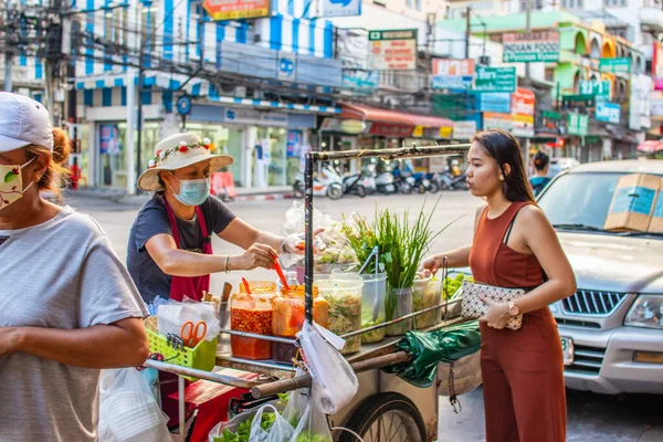 Pattaya Thailand Április 2021 Thai Emberek Egy Zöldségárusnál Thaiföldön Délkelet — Stock Fotó