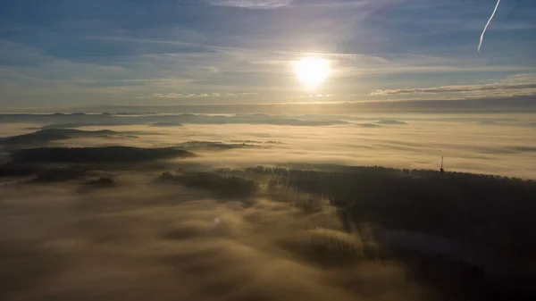 Eine Erhabene Landschaft Mit Wunderschönem Sonnenaufgang Über Wolken Über Den — Stockfoto