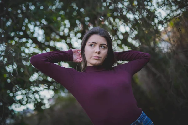 Foco Raso Uma Jovem Mulher Bonita Suéter Roxo Pescoço Simulado — Fotografia de Stock