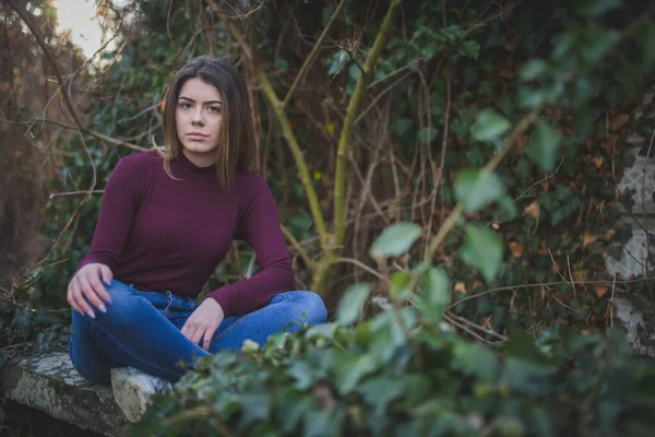 Foco Raso Uma Jovem Bonita Uma Camisola Roxa Pescoço Simulado — Fotografia de Stock