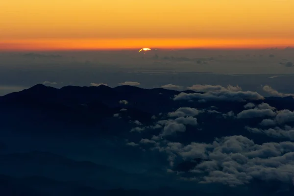 Огненный Восход Солнца Вершины Горы Фудзи Покрытый Облаками Японии — стоковое фото