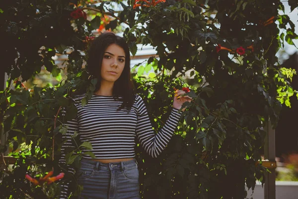 Una Joven Morena Bosnia Traje Fresco Verano Posando Junto Exuberante — Foto de Stock