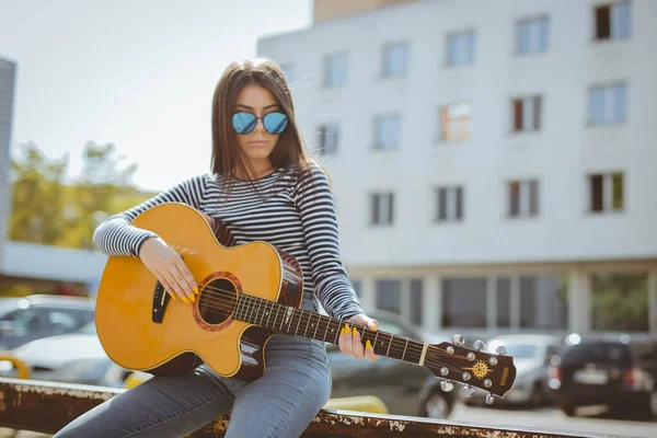 Ein Seichter Fokus Einer Erwachsenen Frau Die Auf Einer Alten — Stockfoto