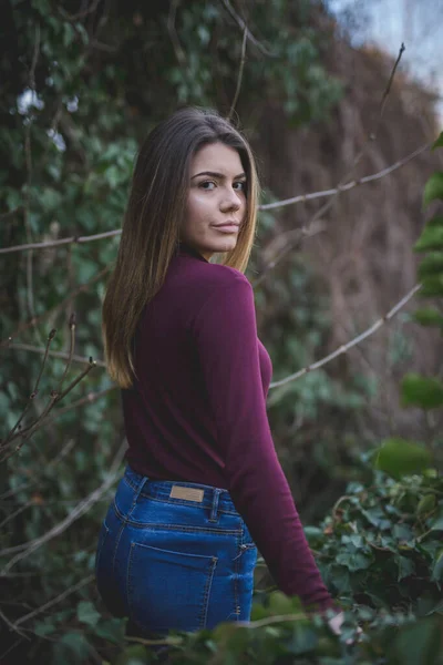 Een Bosnisch Brunette Meisje Een Eenvoudige Lente Outfit Natuur Kijkend — Stockfoto