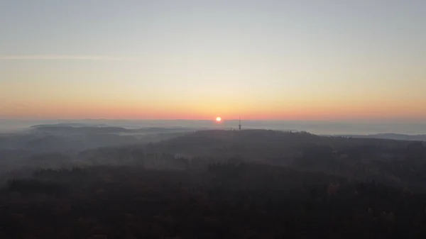 Eine Luftaufnahme Eines Goldenen Sonnenuntergangs Über Nebligen Bergen — Stockfoto