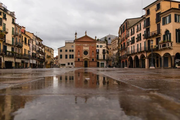 Praça Italiana Velha Dia Chuvoso Com Reflexos Água Edifícios Antigos — Fotografia de Stock