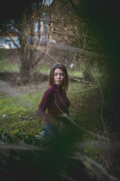 Egy Függőleges Felvétel Egy Aranyos Boszniai Barna Lányról Egy Zöld — Stock Fotó