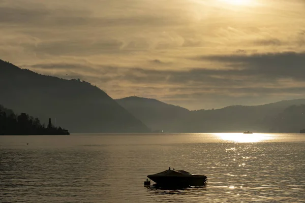 Una Silhouette Barca Ormeggiata Sul Lago Como Laglio Lombardia Durante — Foto Stock