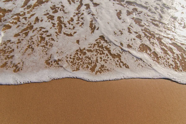 Hermoso Tiro Burbujas Blancas Causadas Por Las Olas Una Playa — Foto de Stock