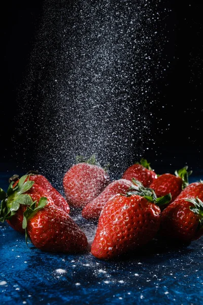 Ein Vertikaler Schuss Köstlicher Erdbeeren Mit Zucker Und Pulver — Stockfoto