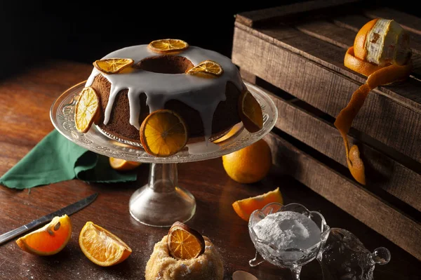 甘い砂糖のアイシングで覆われたオレンジケーキの美しい鮮やかなショット — ストック写真