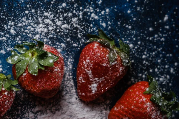 Eine Nahaufnahme Von Köstlichen Erdbeeren Mit Zucker Und Pulver — Stockfoto