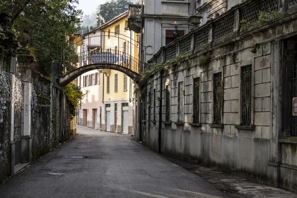 Ulička Přes Starý Rezavý Obloukový Most Lagliu Lombardii — Stock fotografie