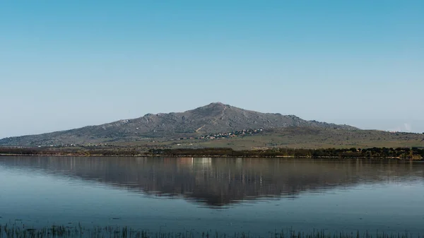 Lago Reflexivo Mar Com Uma Montanha Fundo Céu Azul — Fotografia de Stock