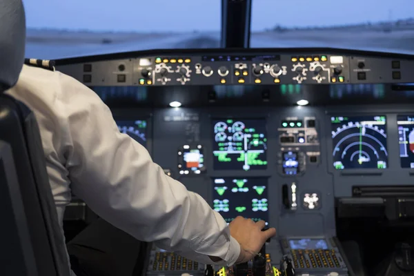 Ticari Uçuş Simülatörü Kalkışa Başlarken Pilot Ivme Kolunu Çalıştırıyor — Stok fotoğraf