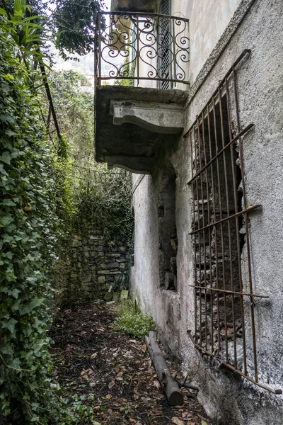 Eine Vertikale Aufnahme Eines Alten Verlassenen Gruseligen Hauses Mit Wänden — Stockfoto