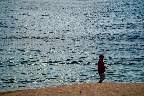 Homem Pescando Praia Usando Uma Máscara Facial — Fotografia de Stock