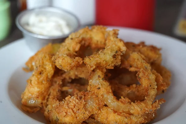 Closeup Shot Appetizing Onion Ring Crisps Bowl White Dipping Sauce — 图库照片