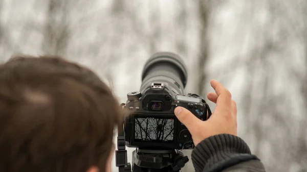 Fotógrafo Tirando Uma Foto Bela Floresta Com Uma Câmera Digital — Fotografia de Stock