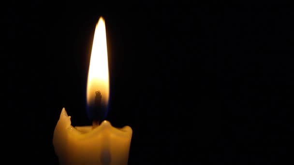 어두운 배경에서 촛불을 태우는 모습을 가까이 — 비디오