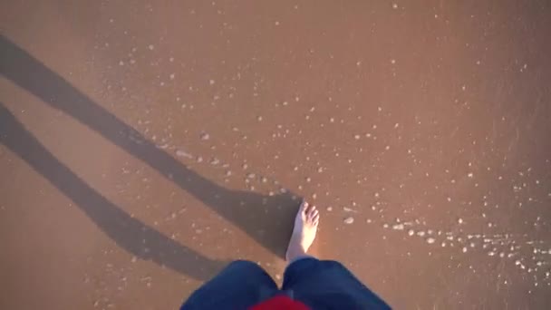 Piedi Nudi Maschili Che Camminano Sulla Spiaggia Sabbiosa Vicino Mare — Video Stock