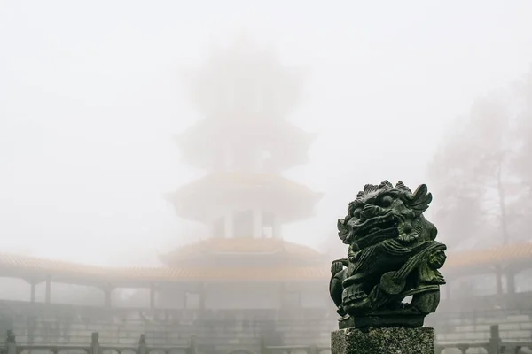 Uno Scenario Inquietante Leone Custode Cinese Con Città Nella Nebbia — Foto Stock